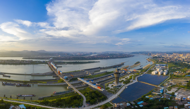 广西梧州长洲岛上蓝天白云景色美