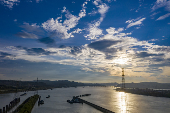 广西梧州长洲岛上蓝天白云景色美