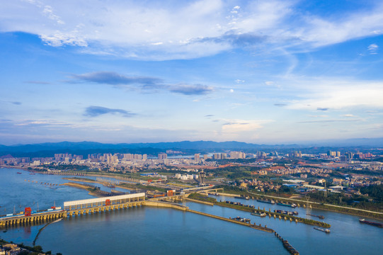 广西梧州长洲岛上蓝天白云景色美