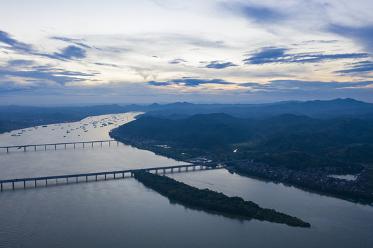 广西梧州长洲岛上蓝天白云景色美