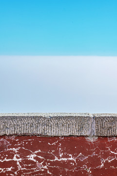 泰山玉皇顶的围墙和蓝天白云