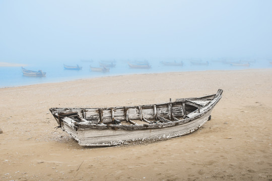 海边的大雾与渔船