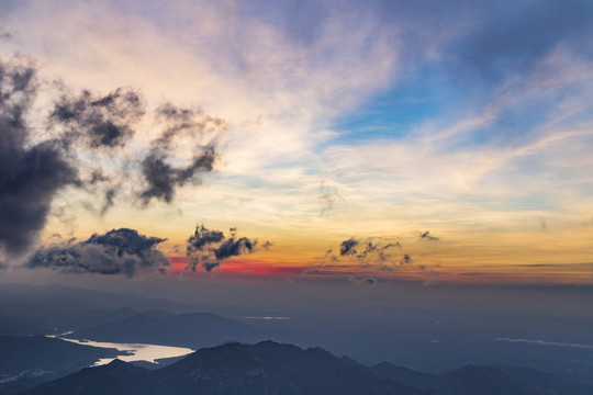 山东泰山山顶日出风光