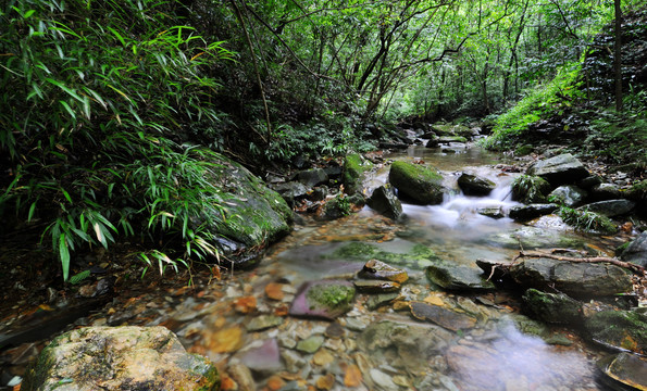 山间溪流