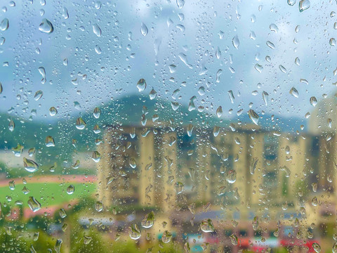 下雨天的窗外