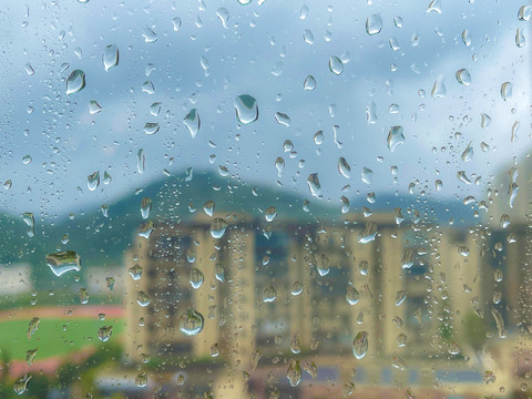 下雨天的窗外