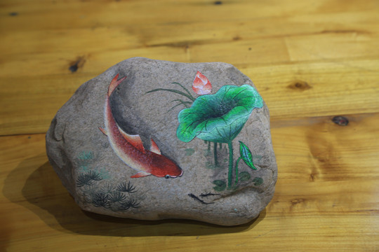 荷花鲤鱼石头画