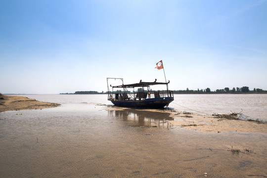 黄河滩渔船