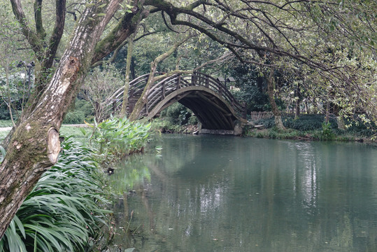 湖面拱桥