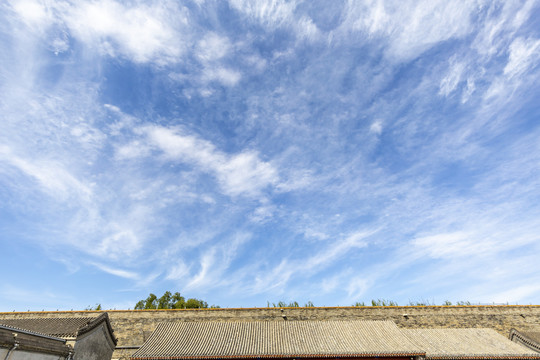蓝天白云下北京故宫的黑瓦红墙