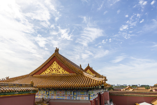 蓝天白云下北京故宫的歇山顶