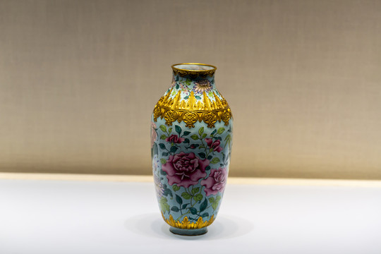 北京故宫珍宝馆画珐琅花卉纹瓶