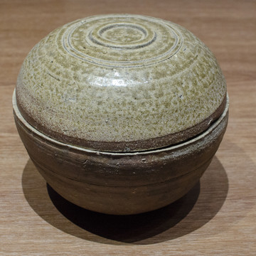 西汉黄釉陶盒
