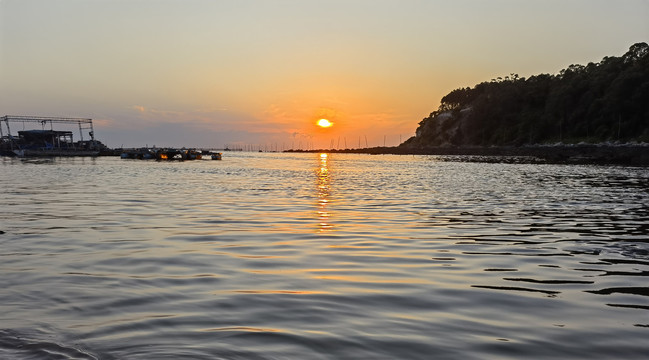 夕阳水面