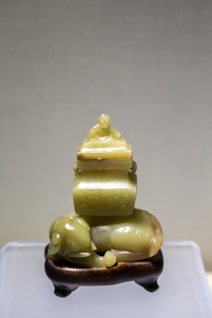黄玉雕象驮宝瓶画珐琅花卉纹瓶