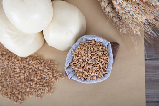 白面馒头及原料小麦和麦穗