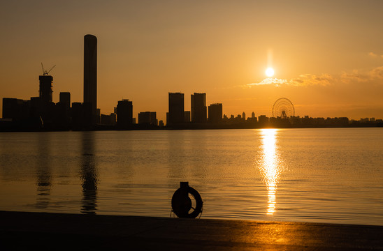 金光照耀金鸡湖