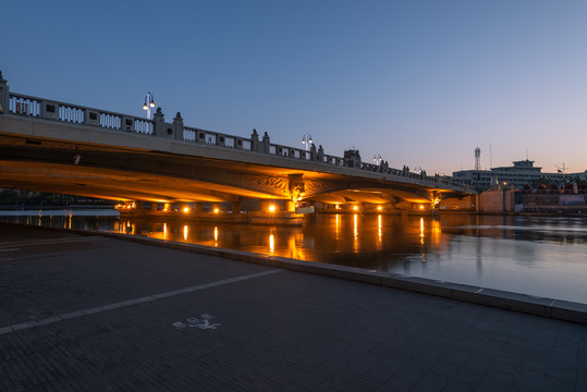 中国天津海河沿岸城市建筑风光