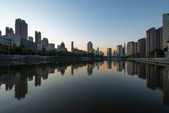 中国天津海河沿岸城市建筑风光