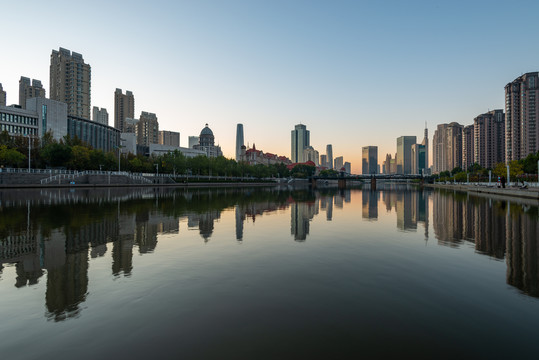 中国天津海河沿岸城市建筑风光