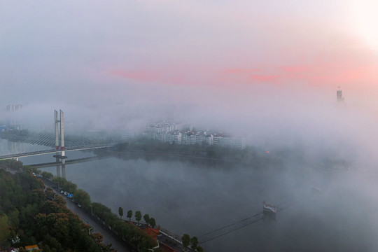 云雾中的城市河流