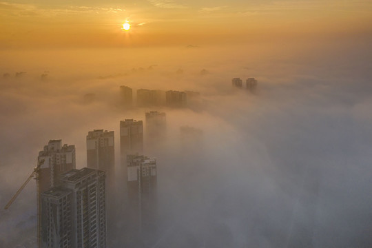 城市日出雾如瀑布