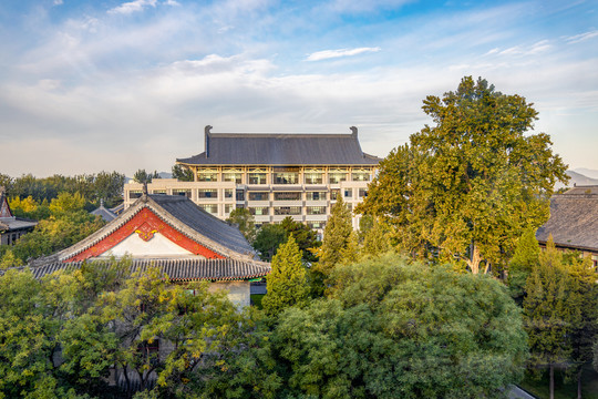 秋日早晨的北京大学图书馆