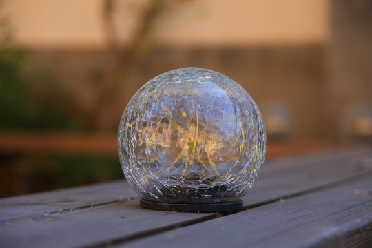一个玻璃球罩子