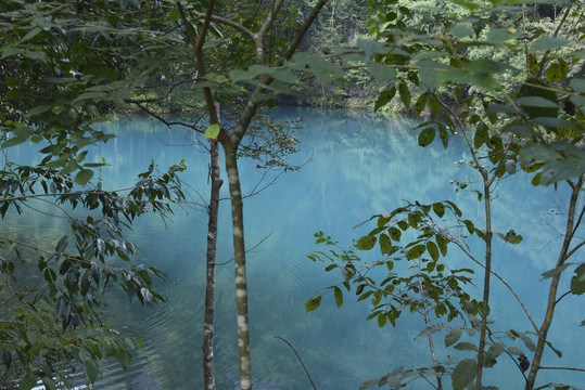 山水风光清澈湖水