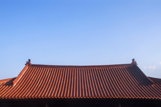 中式琉璃红瓦屋顶