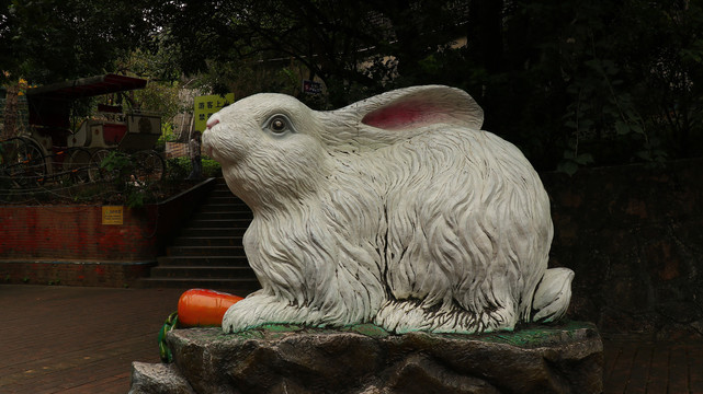白兔雕像深圳求水山公园