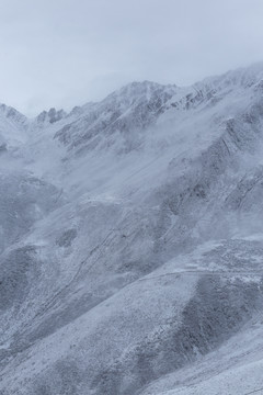 高原雪山下雪风景