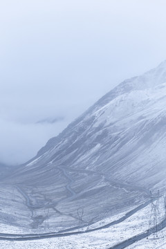 高原雪山水墨自然风光