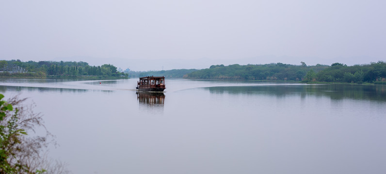 水上公园湖中游船