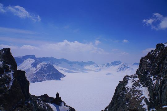 长白山天池冰冻雪景火山湖