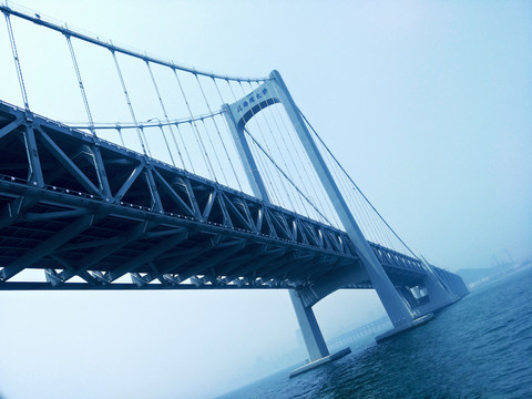 雾中的星海湾大桥