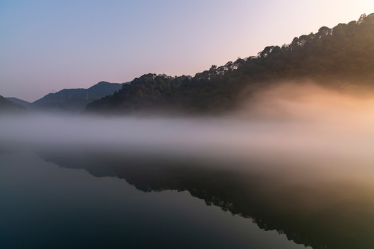 雾漫小东江晨景