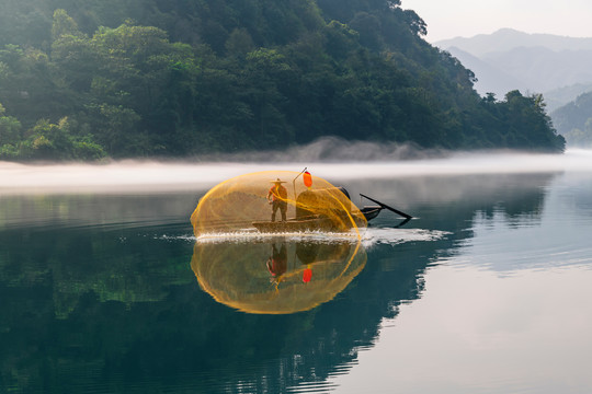 霧漫小東江晨景