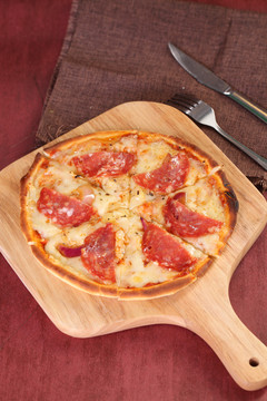 传统意式沙拉拉米肠披萨