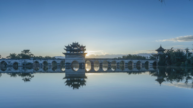 云南建水双龙桥日出自然风光