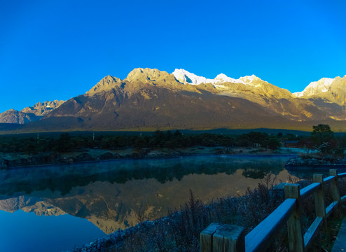 雪山栈道