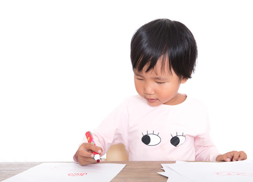 中国小孩子在努力练习绘画
