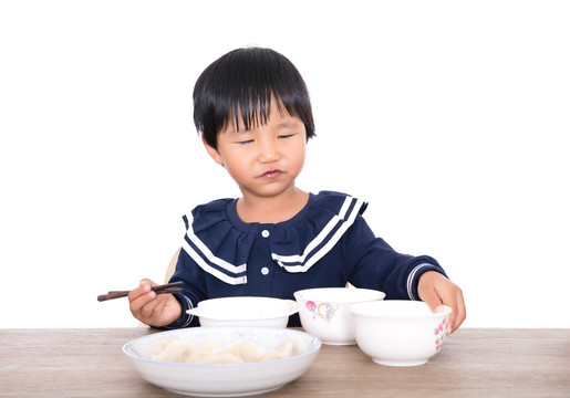 餐桌前中国小女孩在自己吃饭