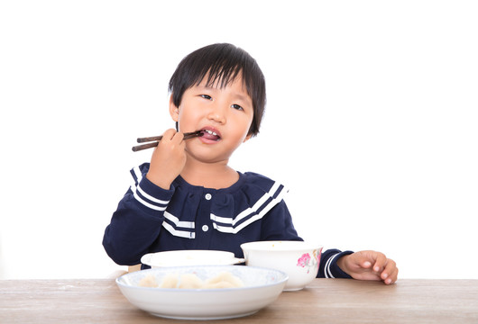 幼小的中国小姑娘在自己吃饭
