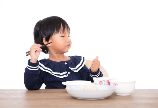 正在吃饭中的中国三岁小女孩