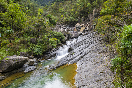 山间溪流风光