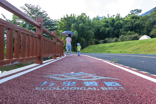 公路边上的人行绿道