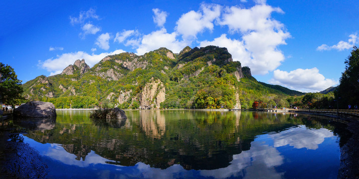 蓝天白云下的本溪关山小黄山景区