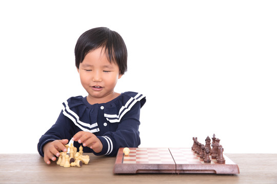 孩子下国际象棋棋盘上的特写