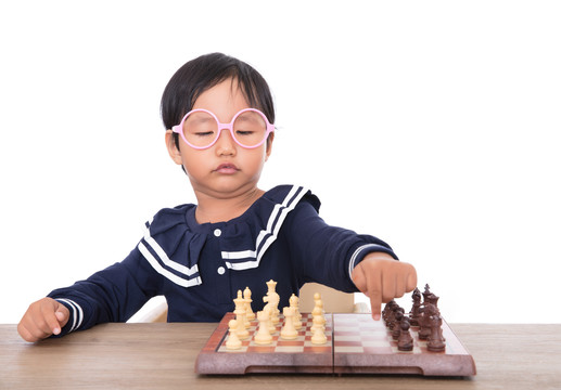 孩子下国际象棋棋盘上的特写
